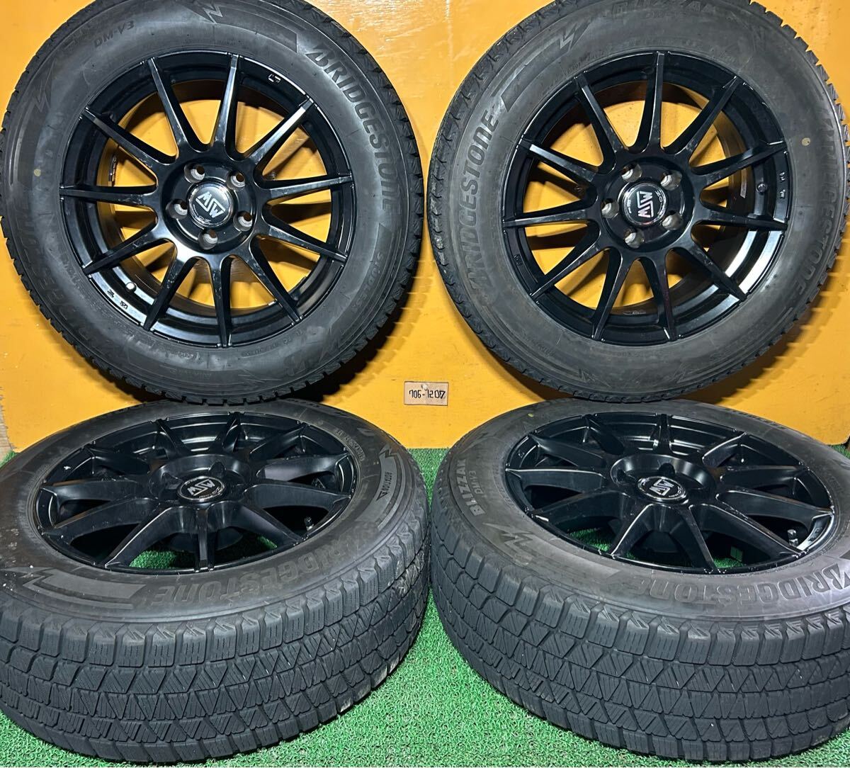 冬用 バリ溝 225/60R17 99Q BRIDGESTONE BLIZZAK DM-V3 *OZ・希少・MSW【17×8.0J +30 PCD:112×5H ハブ径:65mm】アウディ、ベンツ、GLA等拍卖