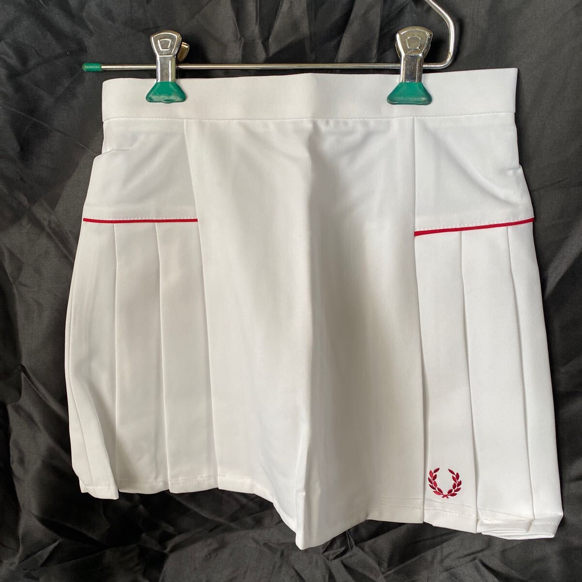 241【新品未使用】FRED PERRY テニススコート *サイズ63 ホワイト×レッド スポーツテニス拍卖