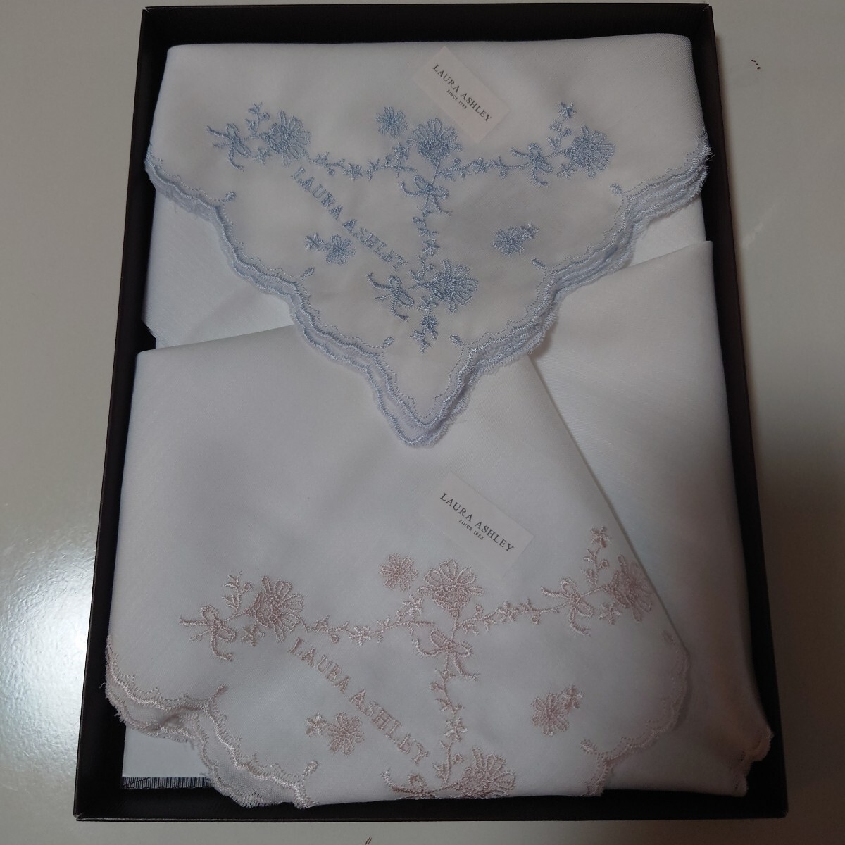 ローラアシュレイ 刺繍ハンカチ 2枚セット拍卖