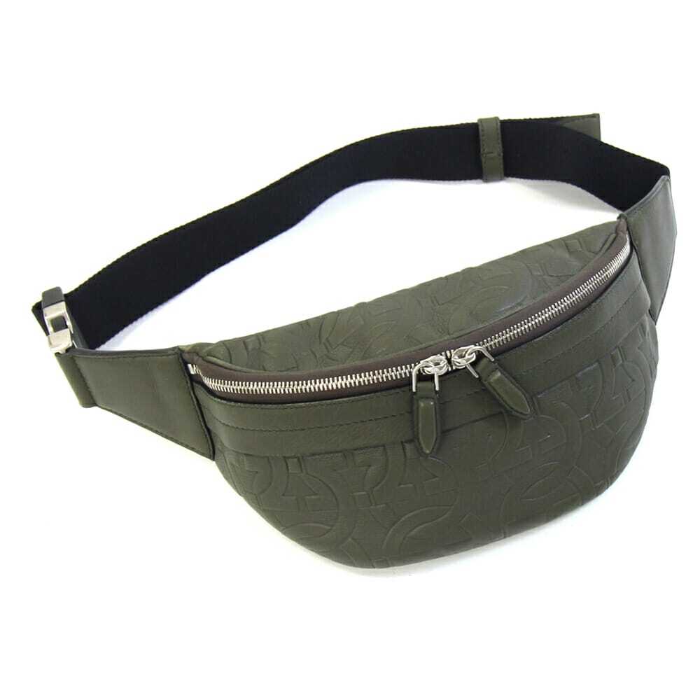 フェラガモ ボディバッグ ガンチーニ GG 240615 グリーンカーキ ブラック レザー 中古 斜め掛け ショルダー拍卖