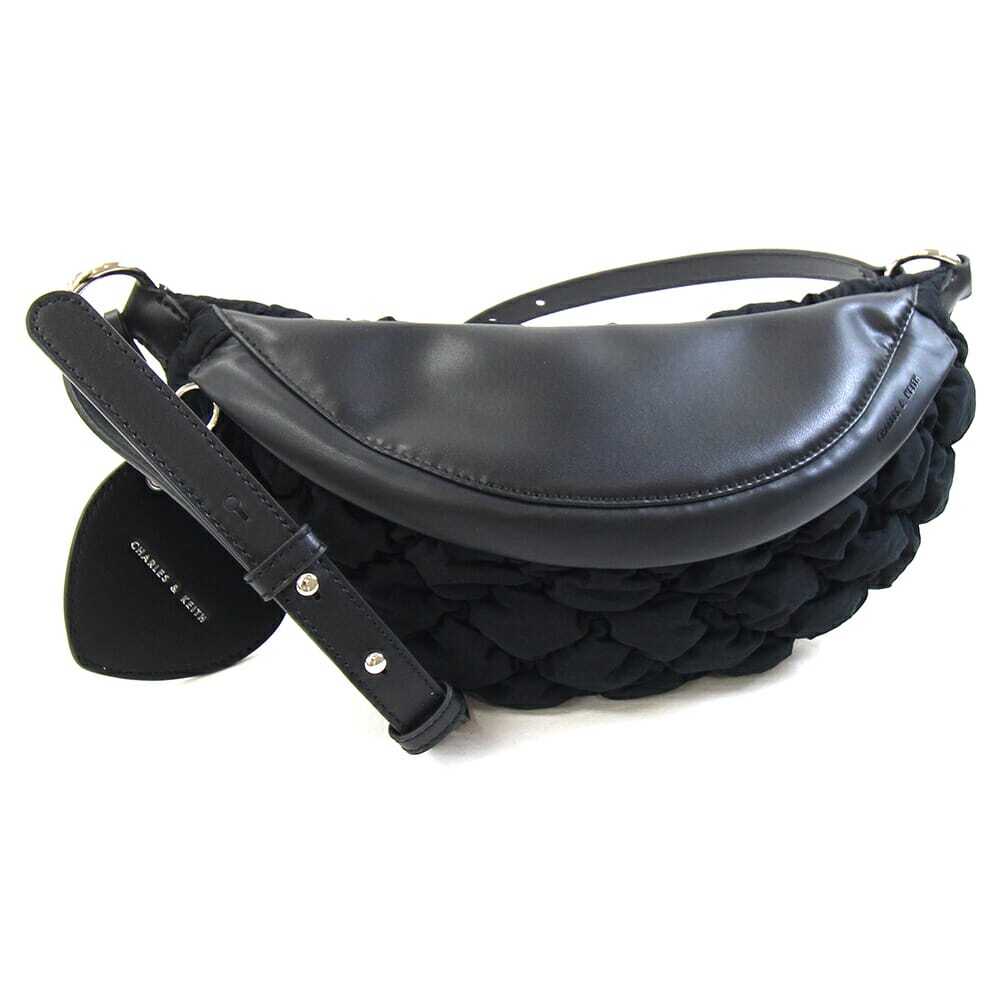 チャールズ&キース ボディバッグ ニタ ブラック ナイロン レザー 中古 ショルダー 斜め掛け クロスボディ ミラー付 ハート拍卖