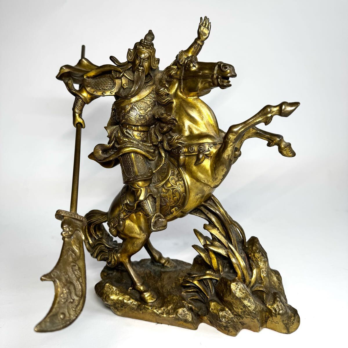 関羽長像 ブロンズ像 グアンゴング 乗馬像 戦争の神 高36.2cm 重量8.25kg 細密彫刻 置物 飾り物 オブジェ 見事な出来映え 仏像拍卖