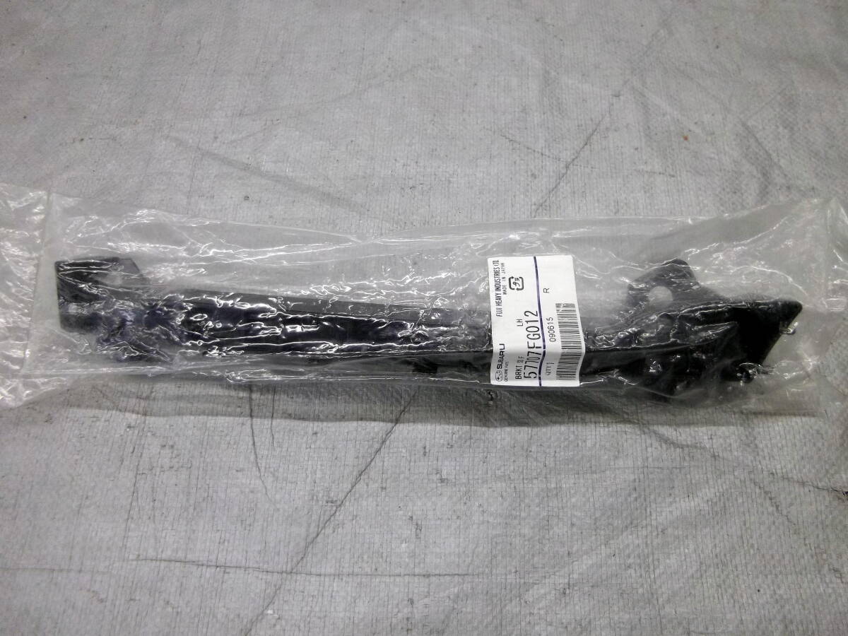 ☆●2501-NK15L レターパックプラス対応! スバル インプレッサ 純正 右フロント バンパコーナーブラケット リテーナー 57707FG012 新品!拍卖