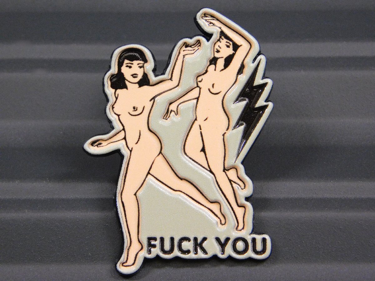 【ピンバッジ・ピンズ】※《ピンナップガール / TWINS FUCK YOU》 美女 アメリカン雑貨拍卖