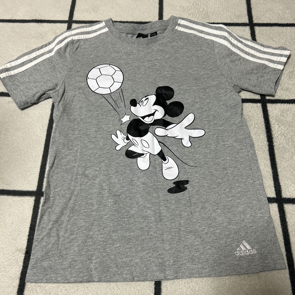 美品 キッズ adidas Tシャツ 150 ミッキーマウス コラボ プリントTシャツ Disney 綿100% グレー サッカーTシャツ 拍卖