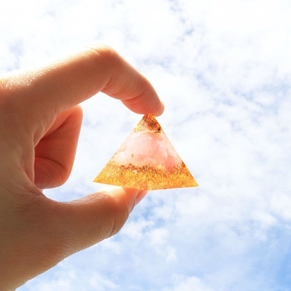 ☆ ピンク ☆ ゴールドラメ&パワーストーン入りピラミッド型オブジェ ピラミッド オブジェ サン宝石 置物 おしゃれ シトリン 金運拍卖