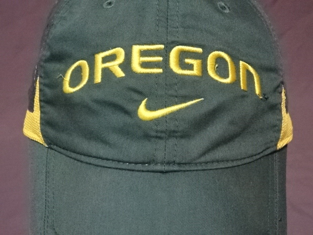 激レア USA購入【Nike】USカレッジ オレゴン大学ダックス 【OREGON DUCKS】スウォッシュ【O】ロゴ刺繍入り キャップ 中古良品拍卖