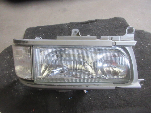 ★②R7G9573 FP2PSG 日野プロフィア 純正右ヘッドライト ライト枠付き 修理やストック等に拍卖