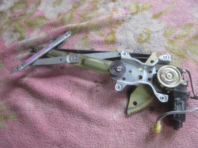 ★①R7G9727 JZS131 クラウン 純正左フロントドアレギュレーター ハードトップ車 修理やストック等に拍卖