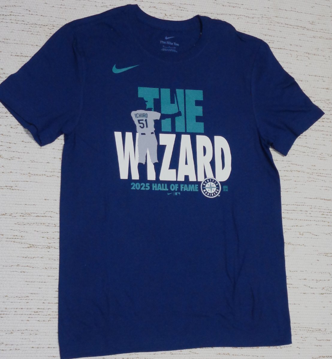 セール20% ナイキ ファナティックス イチローHOF記念レジェンド 2025 MLB 野球殿堂入り 記念 Tシャツ 紺 M ML1325SS-0052 メンズ拍卖