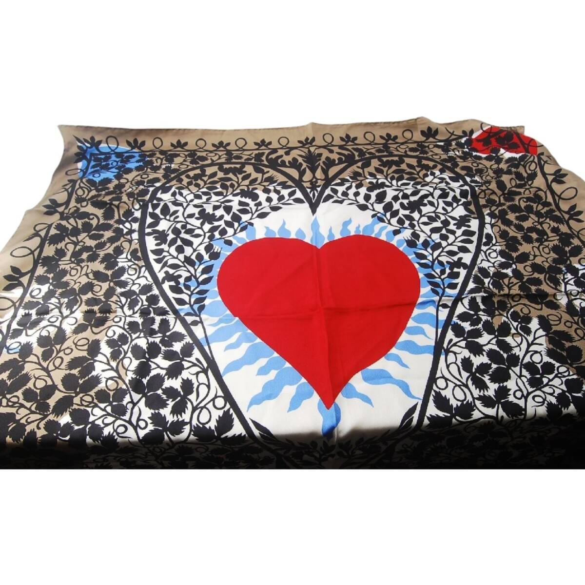 $ 極美品 $ 希少♪■ CHRSTIAN LACROIX クリスチャンラクロワ ■ ハートモチーフ 総柄 シルク製・ 大きめ 大判スカーフ ■ ミルクティー色拍卖