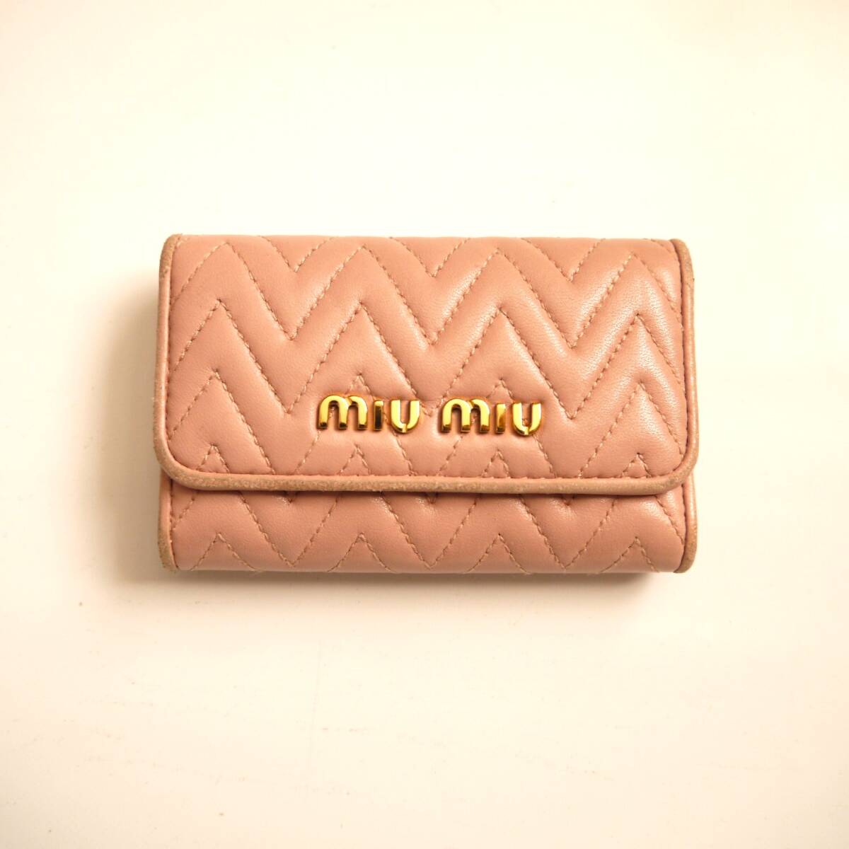 $ 美品 $ 希少カラー♪■ ミュウミュウ ■ miumiu ■ マテラッセ ギャザー レザー製・ 6連 キーケース■ さくら色 ピンク系× ゴールド金具拍卖