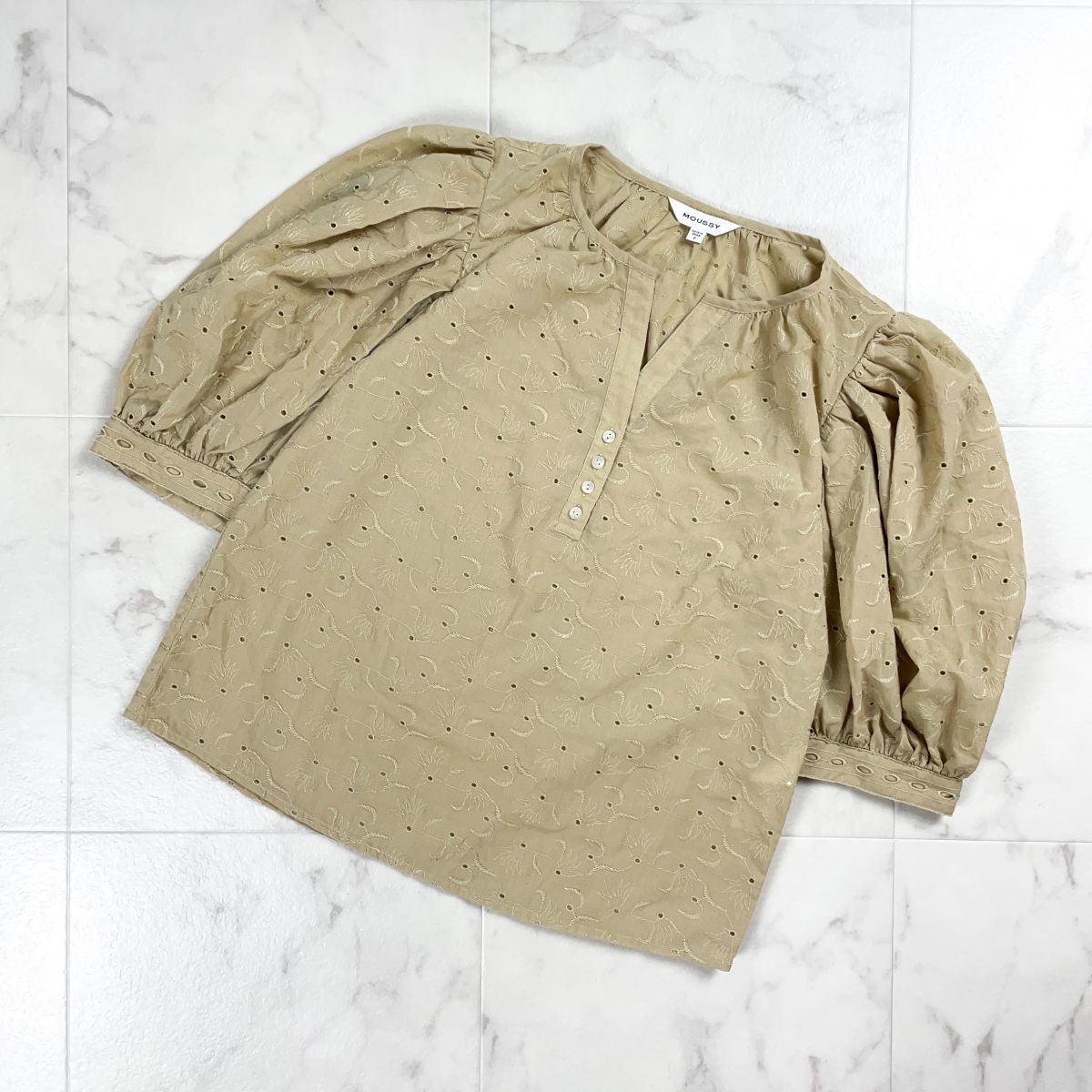 美品 MOUSSY マウジー EYELET PUFF ブラウス ボタニカル刺繍 Vネックシャツ パフスリーブ 五分袖 レディース ベージュ サイズF*CD350拍卖