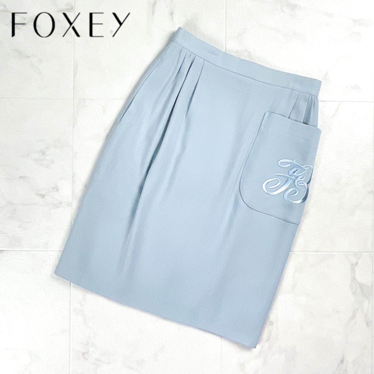 美品 FOXEY BOUTIQUE フォクシーブティック ポケット付タイトスカート ペンシルスカート ロゴ刺繍 膝丈 水色 ライトブルー サイズ40*CD367拍卖