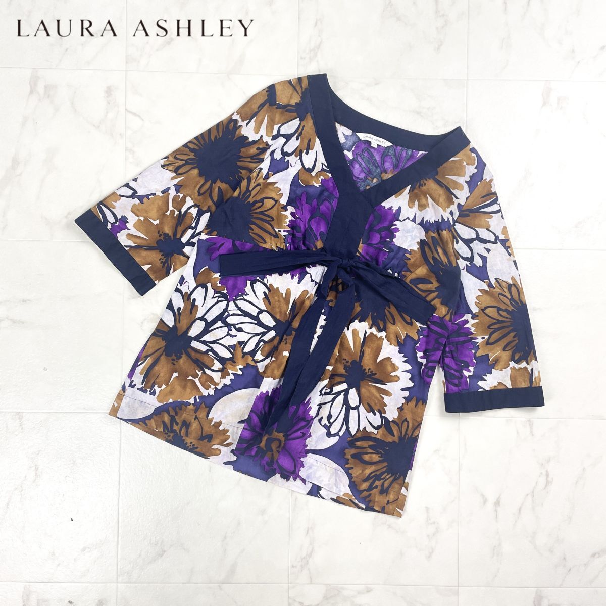 美品 LAURA ASHLEY ローラアシュレイ 総花柄Vネックブラウス 半袖 トップス レディース パープル系 紫 サイズ13*CD1063拍卖