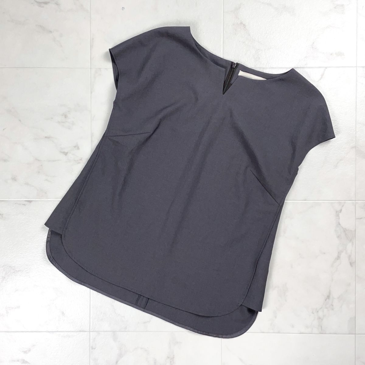 美品 自由区 キーネックノースリーブブラウス プルオーバー トップス レディース オンワード樫山 ダークグレー サイズ38*CD1282拍卖
