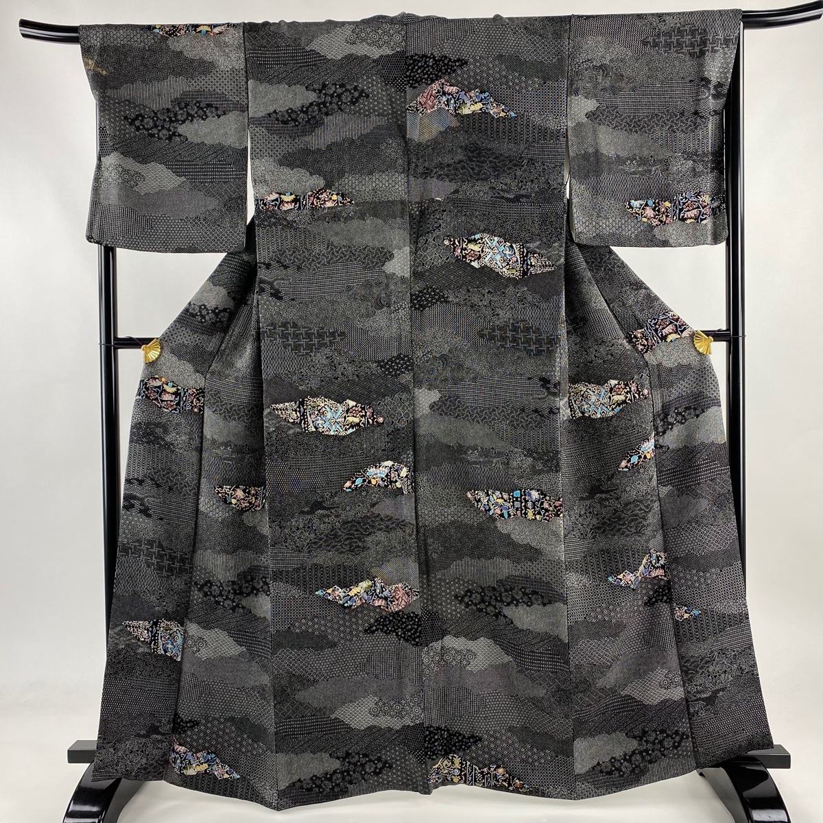 【在庫一掃】 小紋 身丈163cm 裄丈67.5cm L 袷 草花 雲文 縮緬 黒 正絹 名品 【中古】拍卖