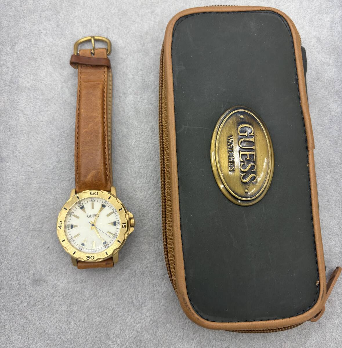 GUESS ゲス 腕時計 メンズ ホワイト文字盤 クオーツ 不動品 電池切れ チェッカー反応有 ケース付 ウォッチ ベルト部分破損有 現状品 A760拍卖
