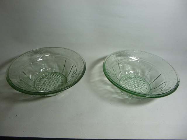 旧家から レトロ ひまわり彫 ガラス鉢 2客揃え 気泡あり拍卖