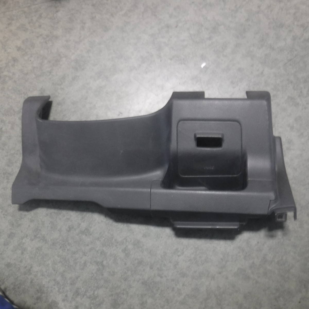 ラパンHE21Sアルトラパン純正ステアリング下カバー パネル内張り 部品取り車あります 室内ヒューズボックス カバー 73811-75H0拍卖