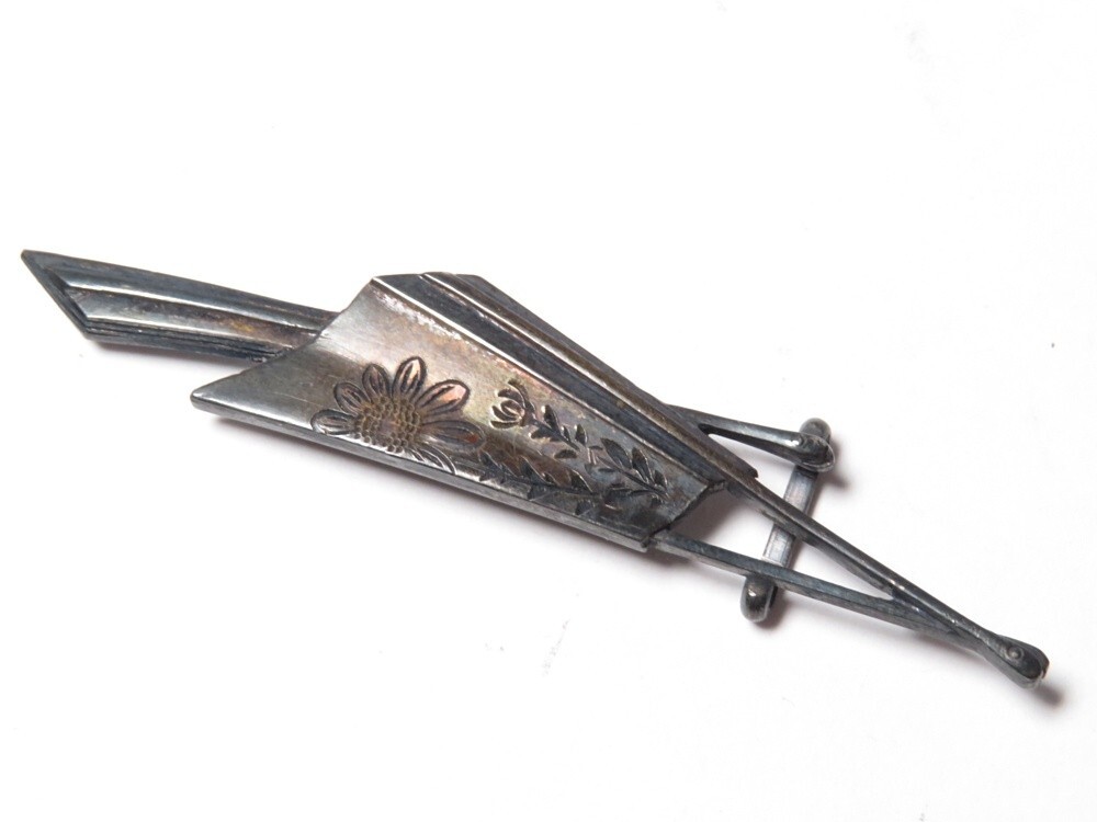 【10293】和装小物 シルバー 扇子 彫金 帯留(初品・買取品)拍卖