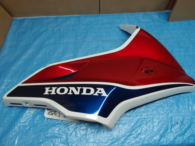 CBI300SF ホンダ純正アッパーカウル 右サイド 倉庫内にて長期保管されていた部品☆彡拍卖