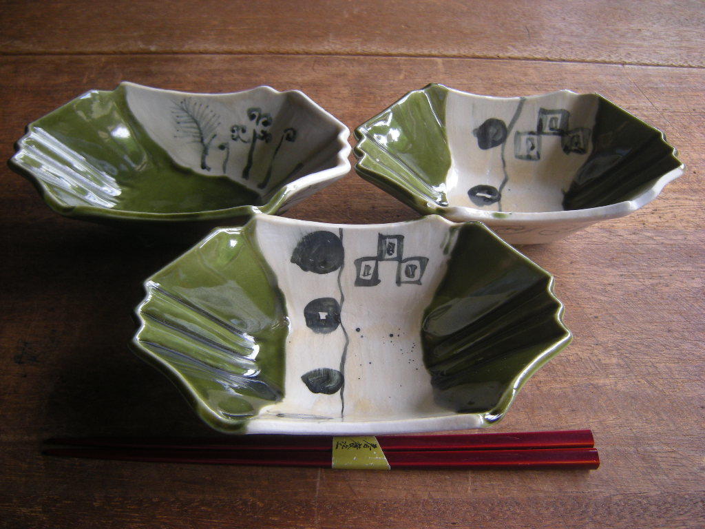 料亭うつわ◇現品限り【新品*廃番】織部 手描き 三ツ足(不揃い)舟形鉢(16.5㎝x9.5㎝x6㎝)3枚セット まとめて *高級うつわ*拍卖