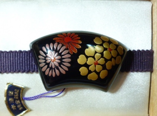 Ж 輪島塗 本漆塗 純金蒔絵 扇型 菊文 帯留め Ж 輪島塗り 蒔絵 漆塗 漆塗り拍卖