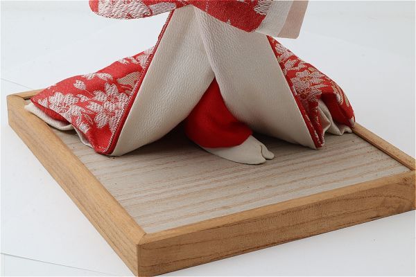 【日本人形】舞妓 太鼓持ち 和装人形 赤白着物 飾り台付き 伝統工芸品 @frosea577拍卖