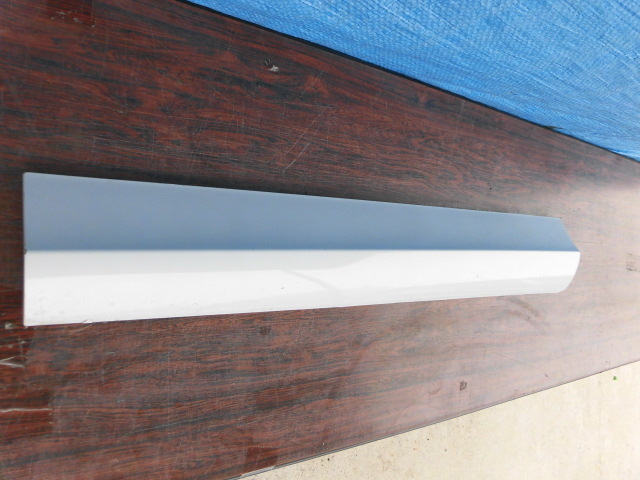 AJ984 アウディ Q3 8U ドアモール 左 フロント 白拍卖