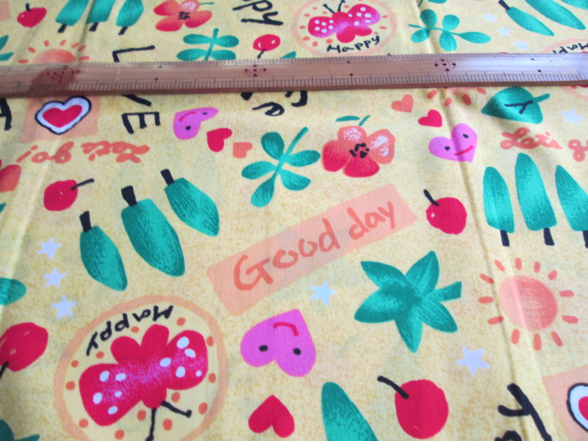 即決 約 110巾×100cm イエロー系の地に木やチョウやハートなどの柄 綿生地(実際より白っぽく写っている)拍卖