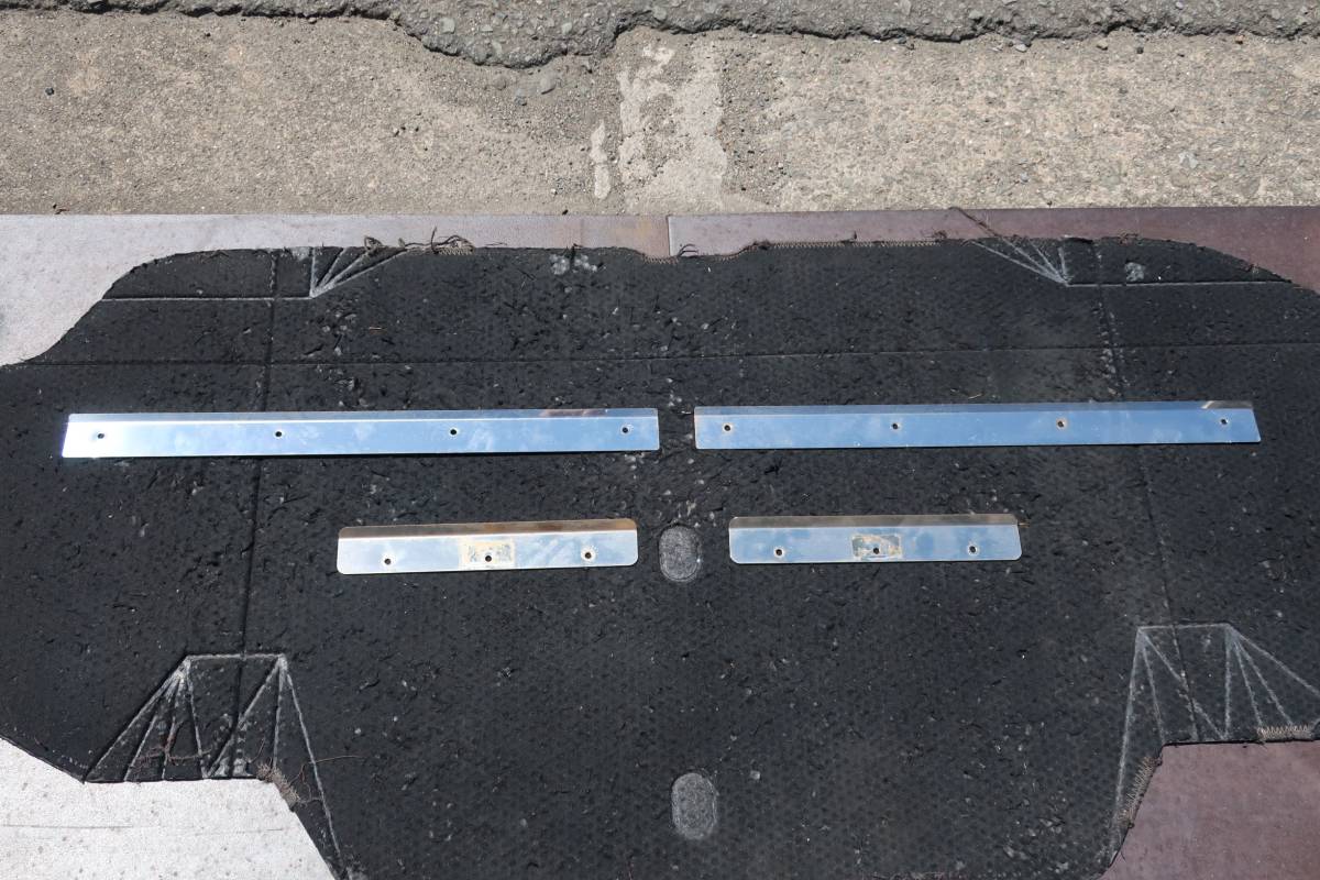 R2 スカニア SCANIA R410 2軸 中低床 ウイング 箱 大型 10t 15t トラック 純正 泥除け / 泥よけ 上部? 挟み込み ステー? SET 新車外し NO2拍卖