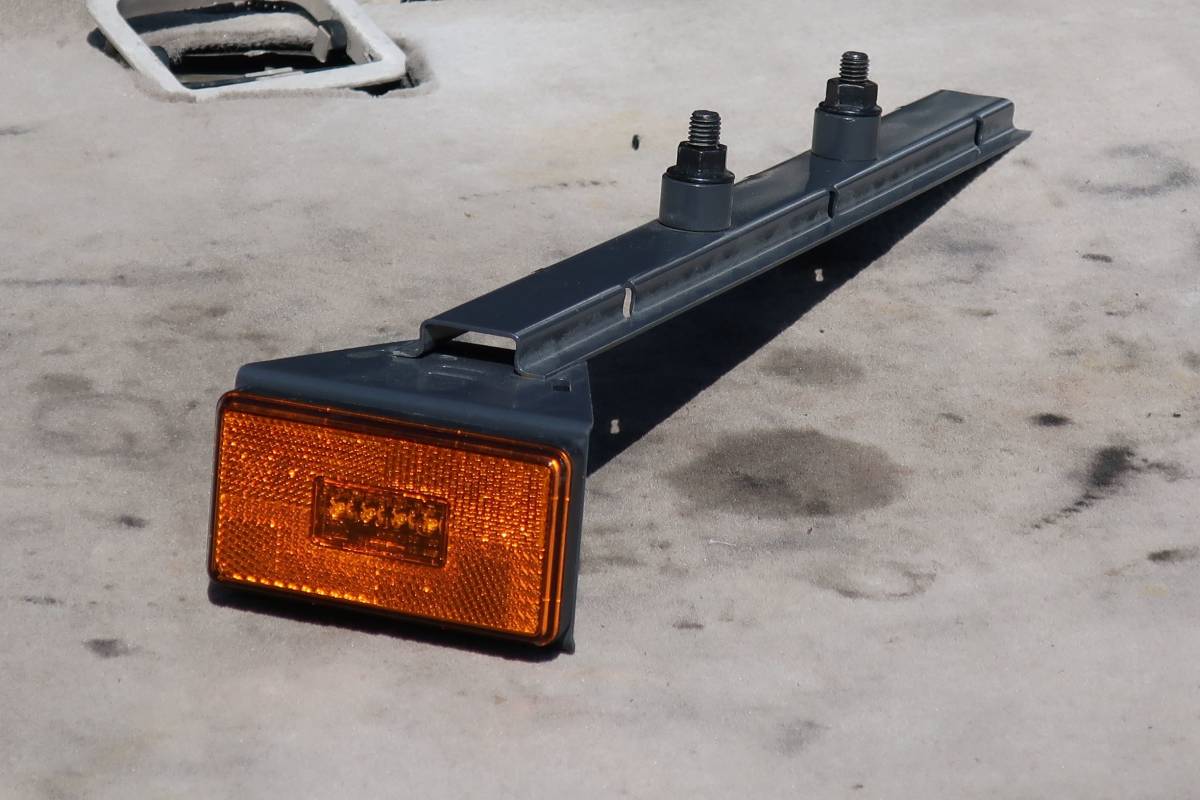 R2 スカニア SCANIA R410 中低床 ウイング トラック 純正 サイドマーカー ? ウインカー ? 固定ブラケット 1個 / 2274583 / 新車外し NO2拍卖