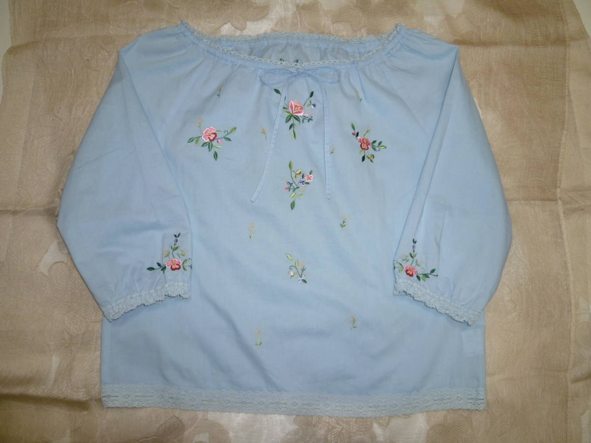 ★ミッシェルクラン★7分袖 フラワー刺繍 コットンブラウス 38 ブルー 首元袖口裾にコットンレースあり ジーンズのトップスに拍卖