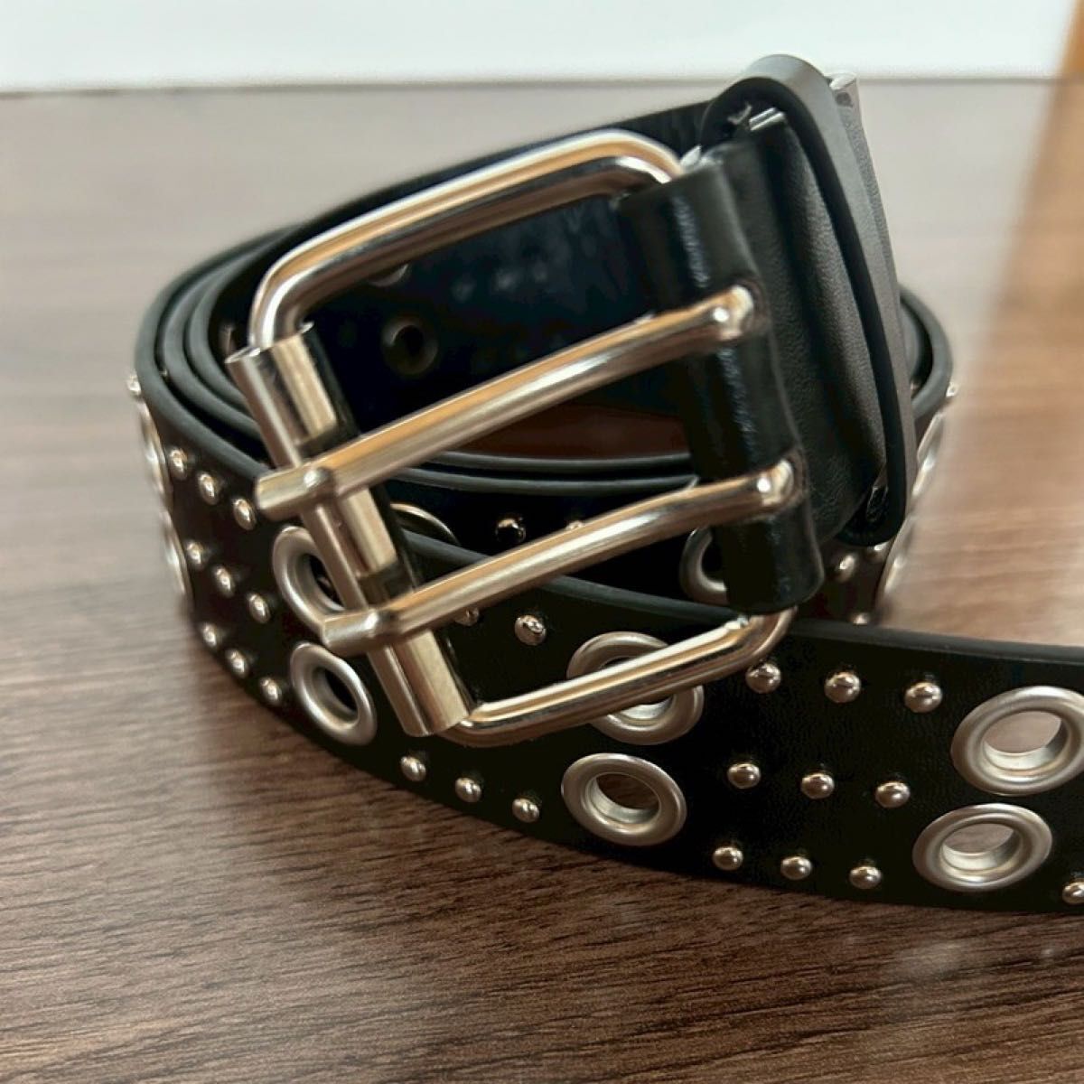スタッズベルト 黒 ダブルピン Y2K 太ベルト ユニセックス ロック系 個性派 モード系 ロングコーデ ストリート パンク系拍卖