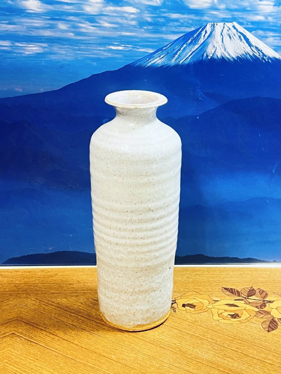 新品同様 美品 【萩焼 乳白 花瓶】 在銘 落款 陶印 サイン 寛入入り 置物 フラワーベース 花器 華道 花入 陶芸 陶器 陶磁器 工芸品拍卖