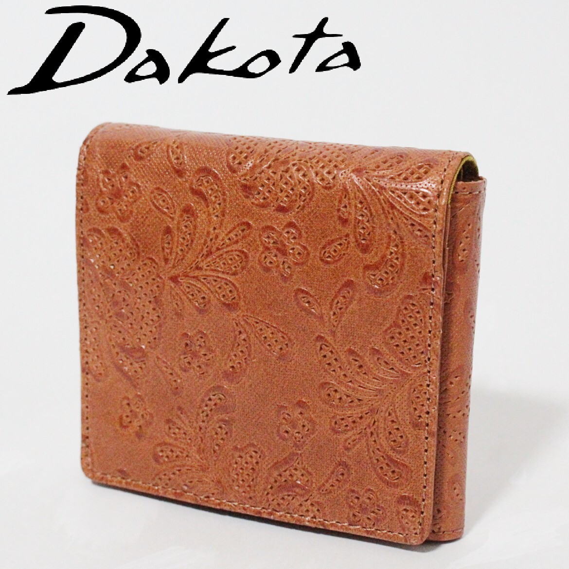 新品 ダコタ ベルトループ付き ボタニカル型押しレザー 凸折りコンパクト財布  K5338拍卖