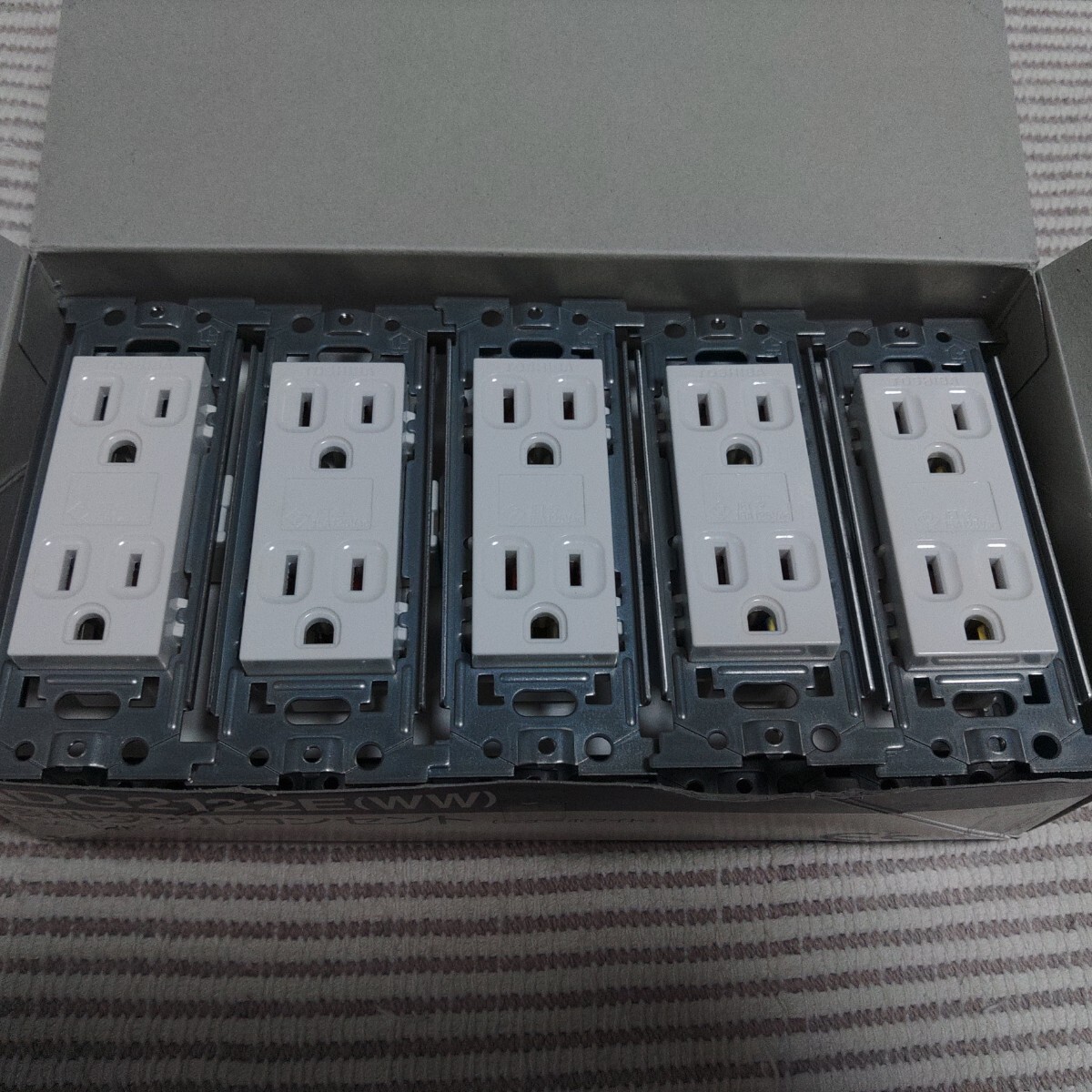 東芝 NDG2122E(WW)接地ダブルコンセント 新古 10個から 拍卖