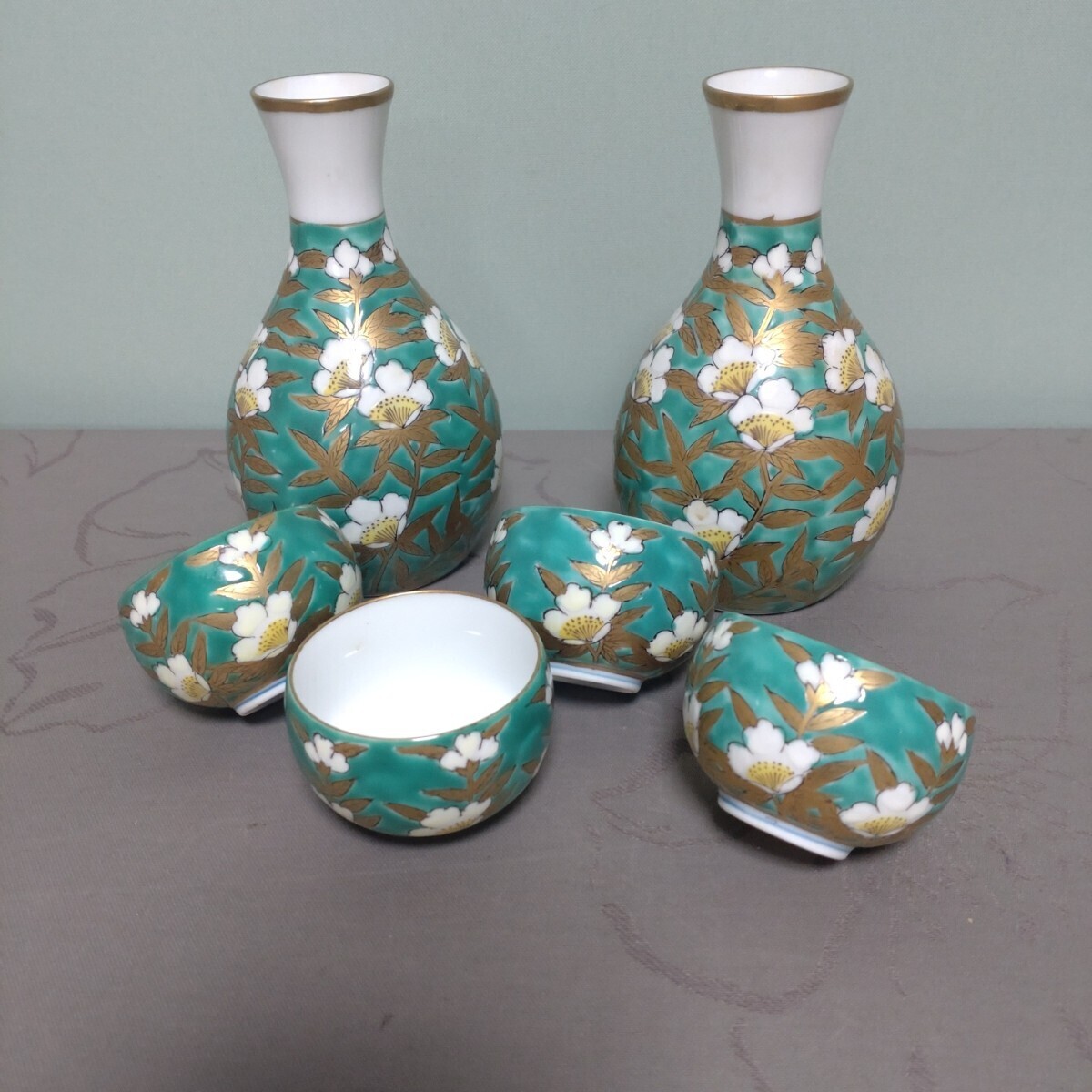 ★★有田焼『秀山』染錦金彩花紋《酒器揃・徳利2点&猪口4点》 ☆未使用・保管品☆ ★★拍卖