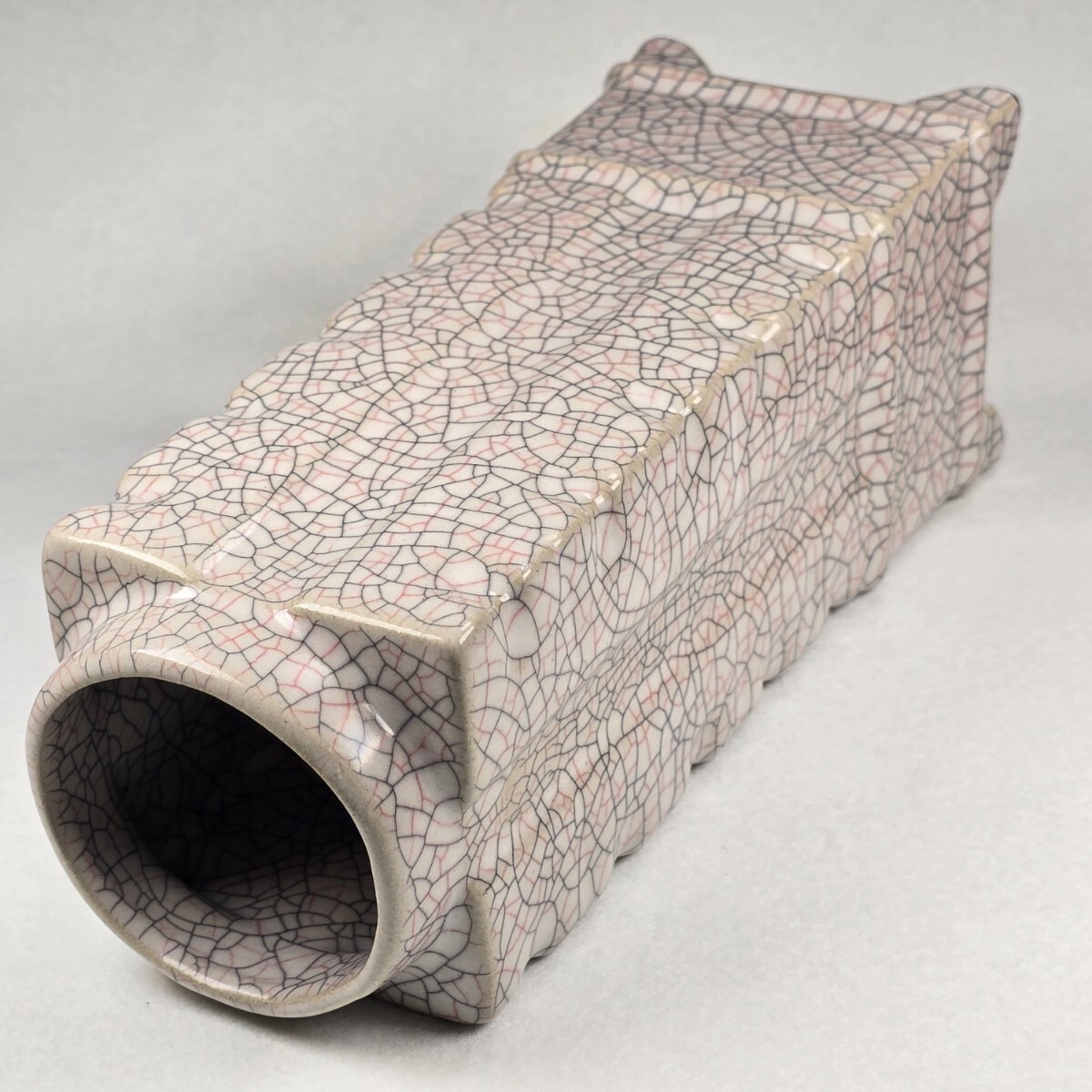 舶来品 中国古美術 古磁 鉄胎 哥窯 金糸鉄線 琮形瓶 花瓶 在銘 美品拍卖