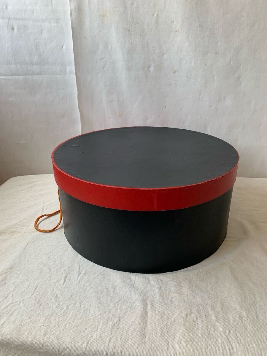 旧家蔵出し 帽子が入っていた円形紙箱 コレクション小物入収納ビンテージアンティーク古道具インテリアディスプレイ昭和レトロオブジェ什器拍卖