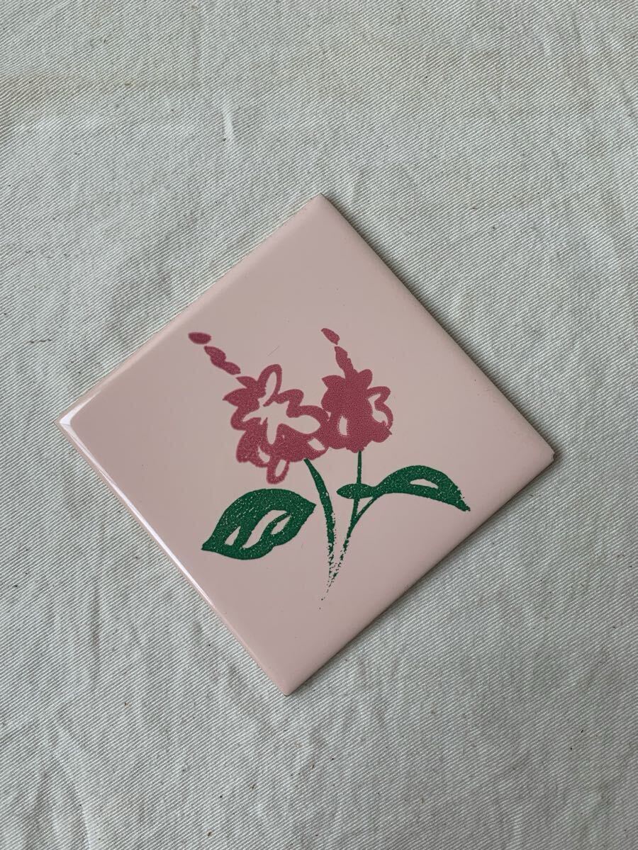 デッドストック 図柄デザインが素敵な陶器製タイル 日本製展示台什器DIYリメイクアンティークビンテージ古道具インテリアディスプレイ飾り拍卖