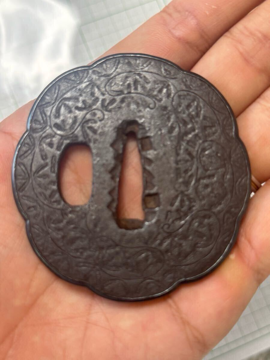 ② 鍔 鐔 変わり木瓜 鉄地 覆輪 赤銅 彫り 植物紋 刀装具 文鎮 日本刀拍卖