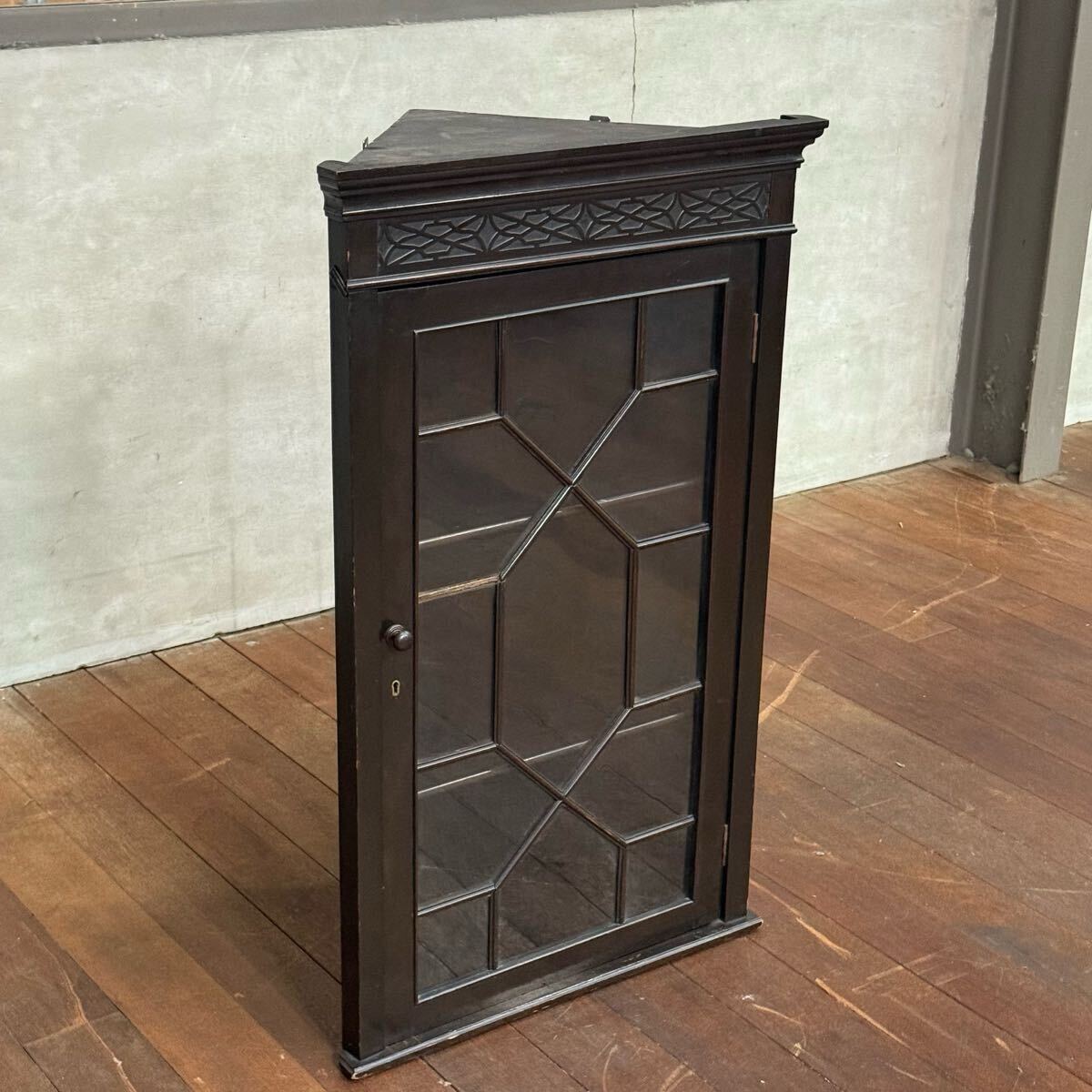 H15K16 英国アンティーク ウォールキャビネット 鍵付き 英国家具 飾り棚 収納棚 壁掛けキャビネット 三角コーナーキャビネット イギリス製拍卖