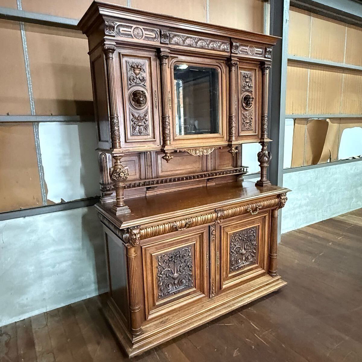 H17C8b フランスアンティーク アンリ二世様式キャビネット 鍵付き 飾り棚 ミラーバック 彫刻 リビングボード M. CRUTEN FABI パリ拍卖