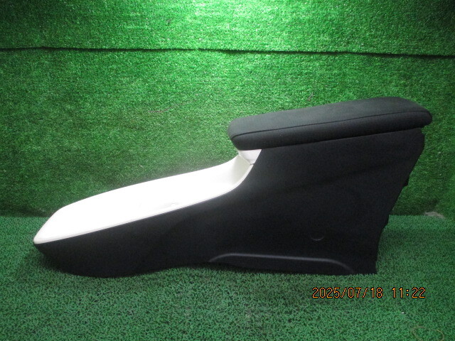 ZVW51 トヨタ プリウス 平成28年 トリムNO.FB20 センターコンソール 252465拍卖