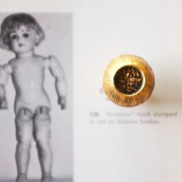 50s フランス 2.4c 金の牡丹と幾何学的ボタンセット 2p ヴィンテージ アンティーク レジン ブローチ レトロ ゴールド 花 薔薇 ビジュー拍卖