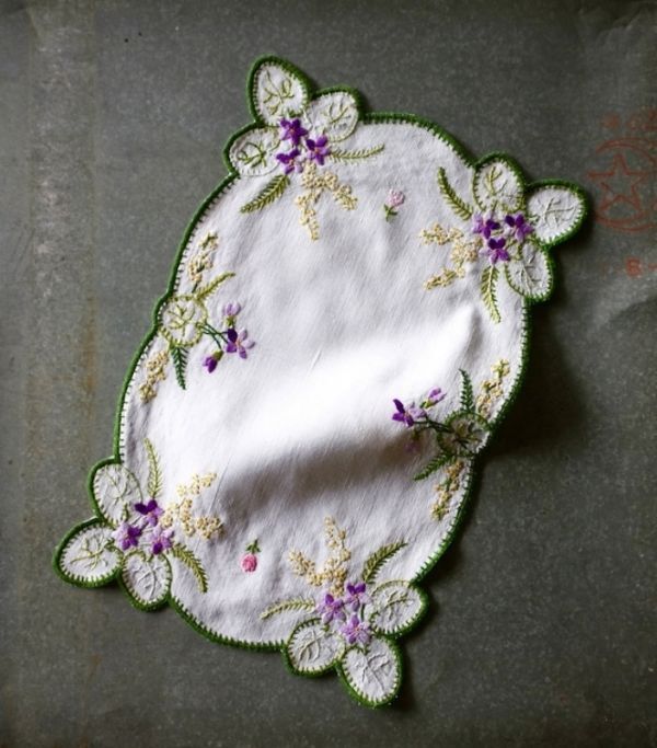 フランス 42c 手刺繍手縫 菫とミモザと小さな薔薇と刺繍クロスa アンティーク テーブルセンター 刺繍 麻 ヴィンテージ レース ハンドメイド拍卖