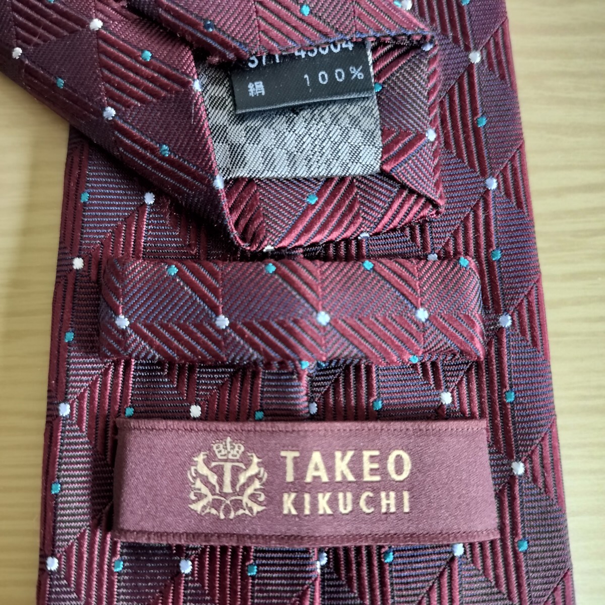 TAKEOKIKUCHI(タケオキクチ)ボルドー三角四角点々模様のネクタイ拍卖