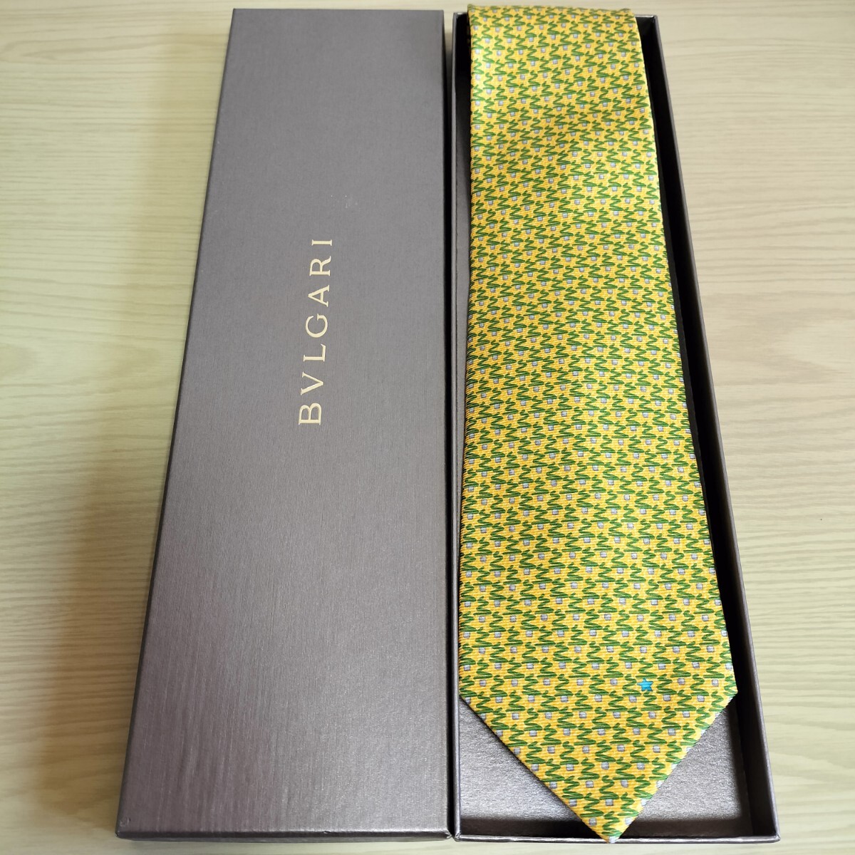 ブルガリ(BVLGARI)黄色緑紐星模様セッテピエゲネクタイ拍卖